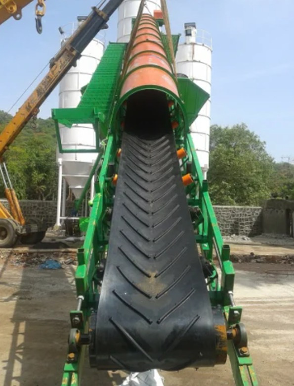Rubber conveyor belt with chevron profile